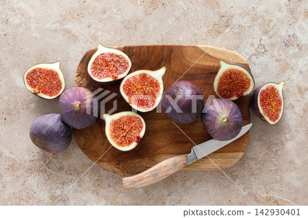 Figs fresh, sliced and whole ripe fruit Figs fresh, sliced and whole ripe fruit 142930401