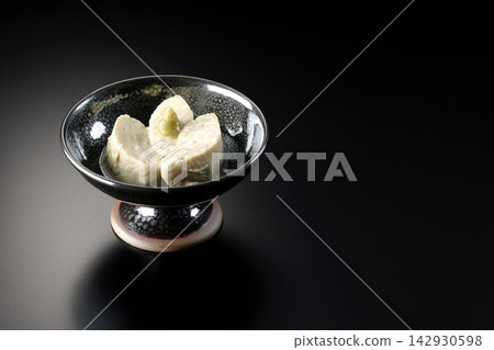 新鮮腐竹（豆腐皮）在黑色背景下拍攝的照片。 142930598