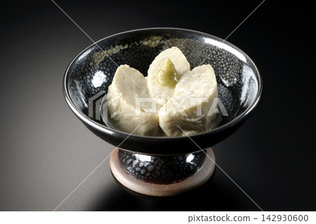 新鮮腐竹（豆腐皮）在黑色背景下拍攝的照片。 142930600