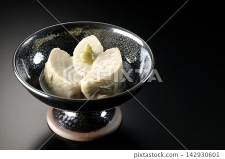 新鮮腐竹(豆腐皮)在黑色背景下拍攝的照片。 新鮮腐竹(豆腐皮)在黑色背景下拍攝的照片。 142930601