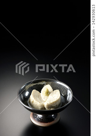 新鮮腐竹（豆腐皮）在黑色背景下拍攝的照片。 142930613