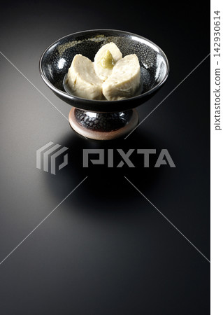新鮮腐竹(豆腐皮)在黑色背景下拍攝的照片。 新鮮腐竹(豆腐皮)在黑色背景下拍攝的照片。 142930614