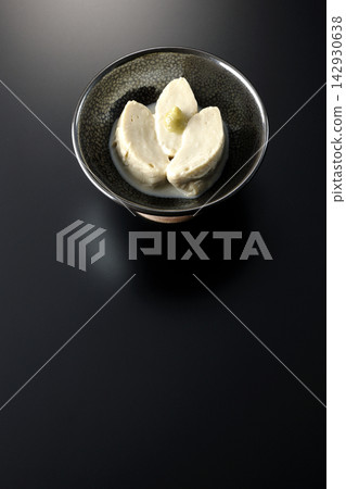 新鮮腐竹（豆腐皮）在黑色背景下拍攝的照片。 142930638