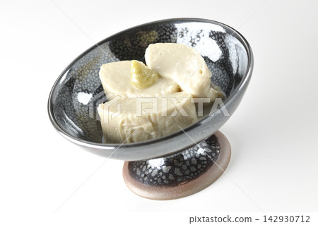 新鮮腐竹(豆腐皮)在白色背景下拍攝的照片。 新鮮腐竹(豆腐皮)在白色背景下拍攝的照片。 142930712