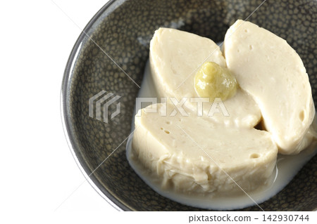 新鮮腐竹(豆腐皮)在白色背景下拍攝的照片。 新鮮腐竹(豆腐皮)在白色背景下拍攝的照片。 142930744