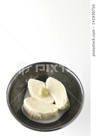 新鮮腐竹(豆腐皮)在白色背景下拍攝的照片。 新鮮腐竹(豆腐皮)在白色背景下拍攝的照片。 142930750