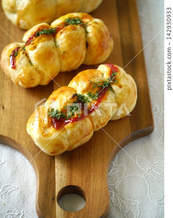 Wiener roll bread Wiener roll bread 142930933