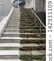 A staircase that mixes old and new elements. 142931109
