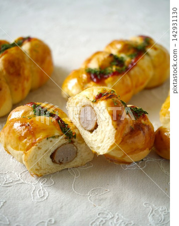 Wiener roll bread 142931130
