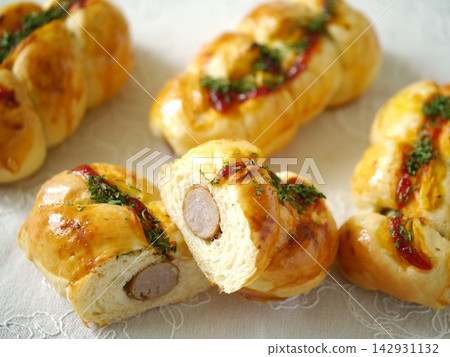 Wiener roll bread Wiener roll bread 142931132