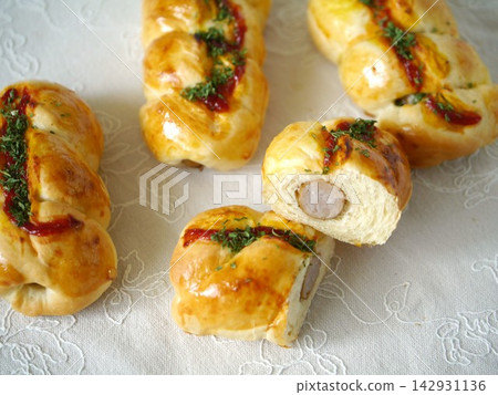 Wiener roll bread 142931136