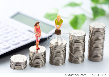 金錢圖表和年輕女性 金錢圖表和年輕女性 142931394