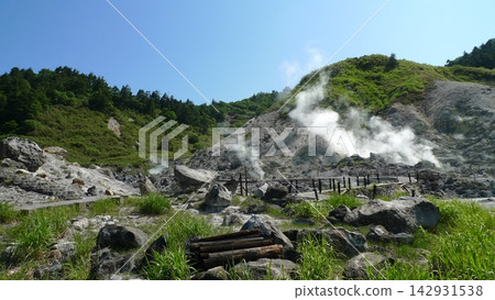 Tamagawa Onsen, which is said to be effective against cancer, is bustling with customers enjoying its bedrock baths. Tamagawa Onsen, which is said to be effective against cancer, is bustling with customers enjoying its bedrock baths. 142931538