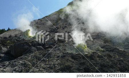 穿過玉川溫泉地獄谷的自然步道,可以看到縷縷青煙從地面升起。 穿過玉川溫泉地獄谷的自然步道,可以看到縷縷青煙從地面升起。 142931858