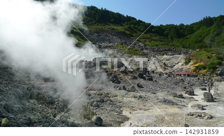 穿過玉川溫泉地獄谷的自然步道,可以看到縷縷青煙從地面升起。 穿過玉川溫泉地獄谷的自然步道,可以看到縷縷青煙從地面升起。 142931859