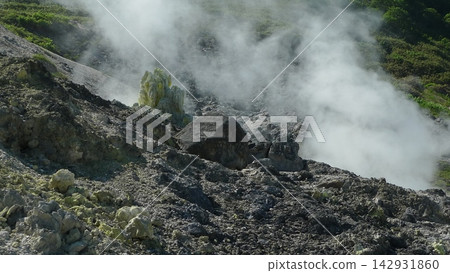 穿過玉川溫泉地獄谷的自然步道,可以看到縷縷青煙從地面升起。 穿過玉川溫泉地獄谷的自然步道,可以看到縷縷青煙從地面升起。 142931860