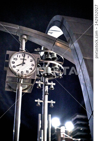 夜幕下燈火輝煌的鐘樓 夜幕下燈火輝煌的鐘樓 142932027