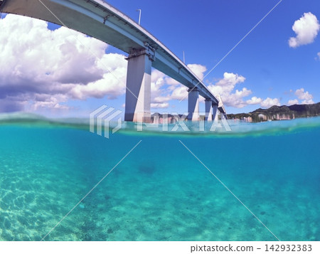 從沖繩縣瀨底島安知海灘眺望瀨底大橋 從沖繩縣瀨底島安知海灘眺望瀨底大橋 142932383