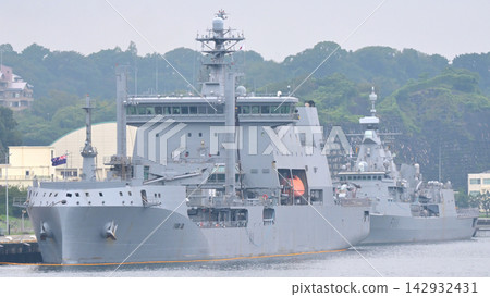 紐西蘭海軍補給艦「奧特亞羅瓦號」和護衛艦「特瑪納號」停泊在橫須賀的赫米碼頭,當時正下著小雨。 紐西蘭海軍補給艦「奧特亞羅瓦號」和護衛艦「特瑪納號」停泊在橫須賀的赫米碼頭,當時正下著小雨。 142932431