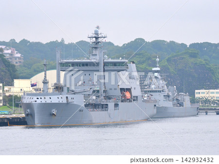 紐西蘭海軍補給艦「奧特亞羅瓦號」和護衛艦「特瑪納號」停泊在橫須賀的赫米碼頭，當時正下著小雨。 142932432