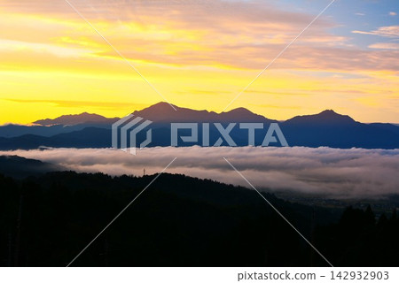 The Echigo Sanzan mountains are bathed in the morning glow of a sea of clouds. The Echigo Sanzan mountains are bathed in the morning glow of a sea of clouds. 142932903