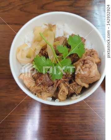Mini rice bowl with meat and pickled mustard greens Mini rice bowl with meat and pickled mustard greens 142932924