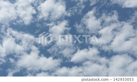 Bright day skyscape with scattered fluffy cumulus and blue sky Bright day skyscape with scattered fluffy cumulus and blue sky 142933053