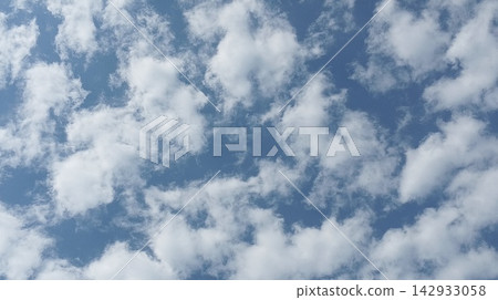 Bright meteorological cloudscape view with scattered cumulus patterns Bright meteorological cloudscape view with scattered cumulus patterns 142933058