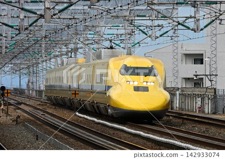 看到它會帶來好運:新幹線列車的醫生“黃醫生”會經過西明石站。 看到它會帶來好運:新幹線列車的醫生“黃醫生”會經過西明石站。 142933074