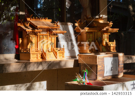 [Japan] A Shinto altar and offering box bathed in dappled sunlight at Michinobe Hachimangu Shrine in Chiba Prefecture. 142933315