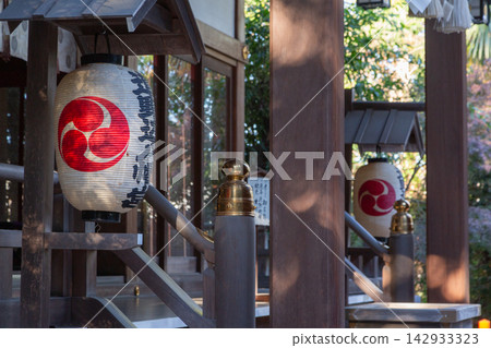 【日本】千葉縣道之邊八幡宮正殿內懸掛的紙燈籠 142933323