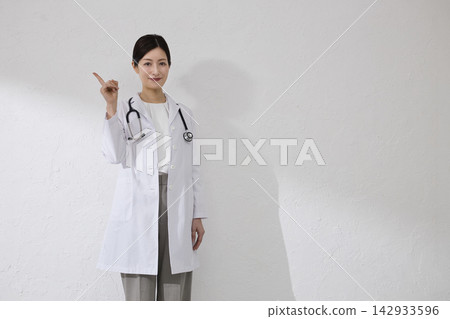 Female doctor wearing white coat 142933596