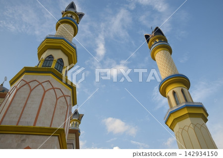 Grand Middle Eastern-style mosque set against a clear blue sky Grand Middle Eastern-style mosque set against a clear blue sky 142934150