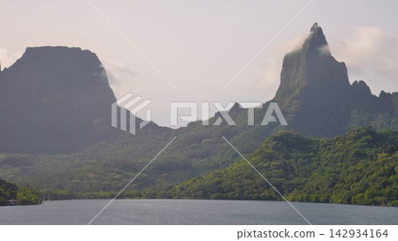 法屬玻里尼西亞:莫雷阿島-壯麗的海景和山景 法屬玻里尼西亞:莫雷阿島-壯麗的海景和山景 142934164