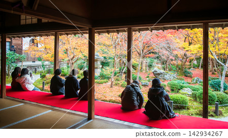 tourists at iconic Enko-ji temple hall view autumn leaf garden, Kyoto tourists at iconic Enko-ji temple hall view autumn leaf garden, Kyoto 142934267