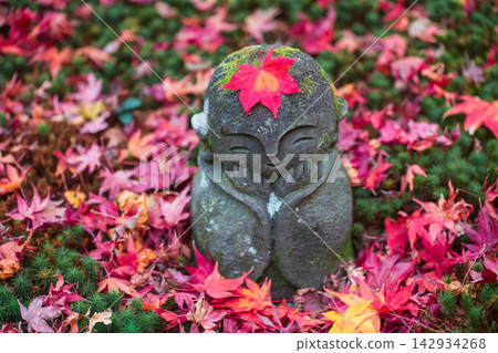 Jizo Buddha with fall maple leaf on head, enko-ji temple, Kyoto Jizo Buddha with fall maple leaf on head, enko-ji temple, Kyoto 142934268