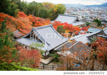 Aerial view of Enkoji temple with colorful autumn leaf by town, Kyoto Aerial view of Enkoji temple with colorful autumn leaf by town, Kyoto 142934272