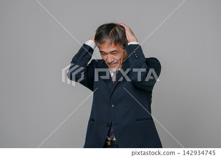 老年男性在挑選西裝時會遇到困難。 142934745