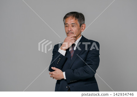 老年男性在挑選西裝時會遇到困難。 142934746