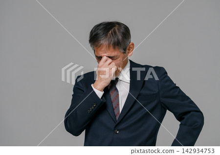 老年男性在挑選西裝時會遇到困難。 142934753
