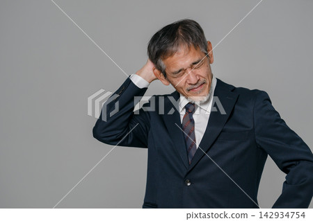老年男性在挑選西裝時會遇到困難。 142934754
