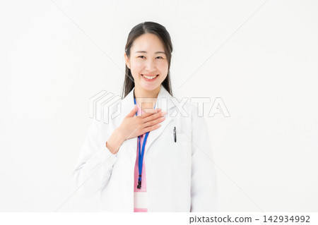 Woman in a white coat, scrubs 142934992