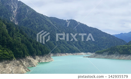 黑部湖,一個美麗的翠綠湖泊,被北阿爾卑斯山的壯麗自然風光所環繞。 黑部湖,一個美麗的翠綠湖泊,被北阿爾卑斯山的壯麗自然風光所環繞。 142935579