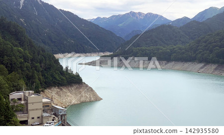 黑部湖,一個美麗的翠綠湖泊,被北阿爾卑斯山的壯麗自然風光所環繞。 黑部湖,一個美麗的翠綠湖泊,被北阿爾卑斯山的壯麗自然風光所環繞。 142935580