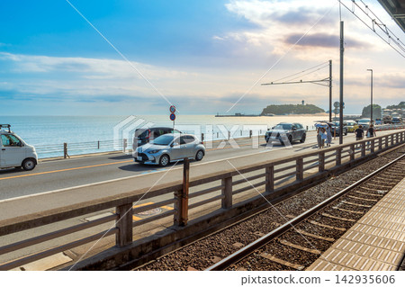 Coastal highway and railway track at Kamakurakokomae Station platform near Enoshima island in Kamakura Japan Coastal highway and railway track at Kamakurakokomae Station platform near Enoshima island in Kamakura Japan 142935606