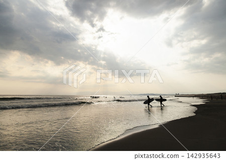 湘南久沼海灘：暮光中的鰩魚與衝浪者的剪影 142935643