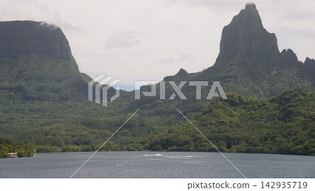 法屬玻里尼西亞:莫雷阿島-壯麗的海景和山景 法屬玻里尼西亞:莫雷阿島-壯麗的海景和山景 142935719