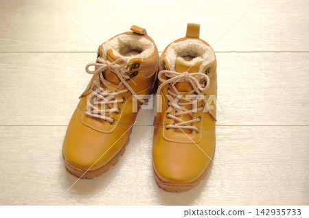 Brand new camel-colored snow boots Brand new camel-colored snow boots 142935733