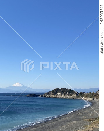 從關根海灘可以清楚地看到駿河灣和富士山。 從關根海灘可以清楚地看到駿河灣和富士山。 142935742