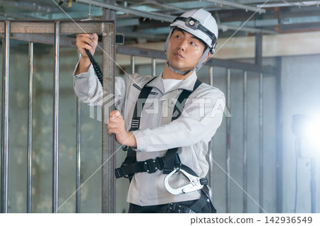 建築工地的建築工人 142936549